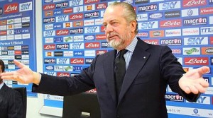 20091007 - CASTELVOLTURNO (CASERTA) - SPO - CALCIO: NAPOLI; DE LAURENTIIS, HO SEMPRE VOLUTO MAZZARRI - Il presidente del Napoli Aurelio De Laurentiis che ha presentato oggi 7 ottobre in conferenza stampa il nuovo allenatore Walter Mazzari. ANSA/CESARE ABBATE /GID