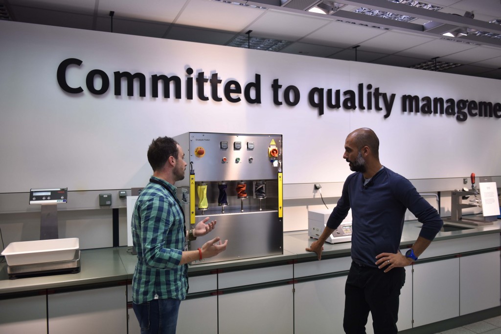 Pep Guardiola visita l'headquarter di Gore-Tex in Germania. 