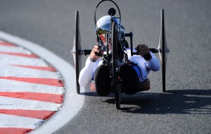 Un atleta di handbike in azione. 