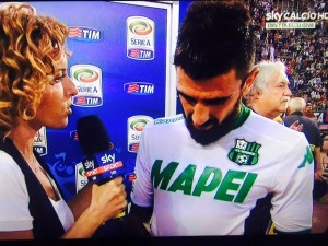 Una immagine tv della maglia del Sassuolo calcio sponsorizzata da Mapei. 