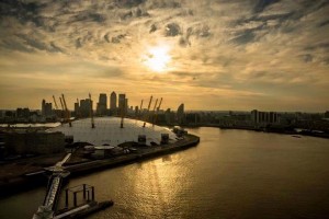 Londra e il Tamigi al tramonto con il Millennium Dome sullo sfondo. 