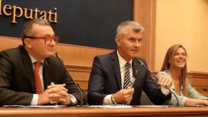 da sinistra verso destra - Enrico Zanetti (segretario politico Scelta Civica) - Mariano Rabino (Enti Locali) e Roberta Oliaro, durante una conferenza stampa in Parlamento. 