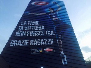 Danilo Gallinari testimonial del brand Barilla con la maglia della Nazionale in una maxi affissione verticale al centro commerciale Porta di Roma. 