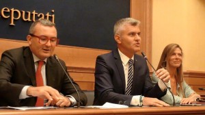 da sinistra verso destra - Enrico Zanetti (segretario politico Scelta Civica) - Mariano Rabino (Enti Locali) e Roberta Oliaro, durante una conferenza stampa in Parlamento. 