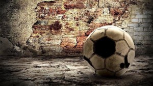 Un pallone da calcio abbandonato per strada