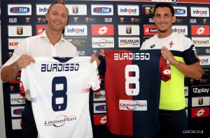 Un'immagine della maglia del Genoa che ha siglato un contratto di back sponsorship con LeasePlan - photo credits sito GenoaCfc.it