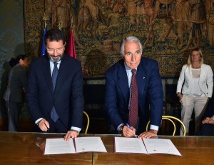 da sinistra verso destra: Ignazio Marino (sindaco di Roma) firma in Campidoglio la candidatura ufficiale di "Roma2024" insieme a Giovanni Malagò (presidente CONI). foto di Ferdinando Mezzelani GMT - sito Coni.it