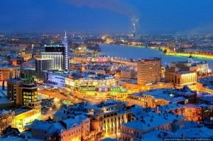 Una immagine notturna e aerea di Kazan, capitale dello sport russo