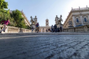 L'immagine della scalinata che porta alla piazza del Campidoglio