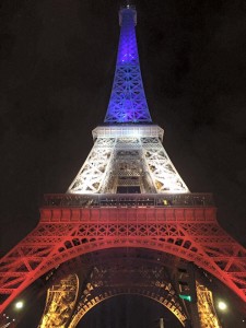 La torre Eiffel illuminata con la bandiera francese
