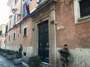 L'ingresso del Consolato di Francia a Roma, posta sotto controllo sicurezza da parte delle forze dell'ordine