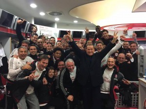 L'esultanza dello spogliatoio rossonero dopo la vittoria nel derby del 30.1.2016 - Presente il presidente Silvio Berlusconi - foto tratta dal web