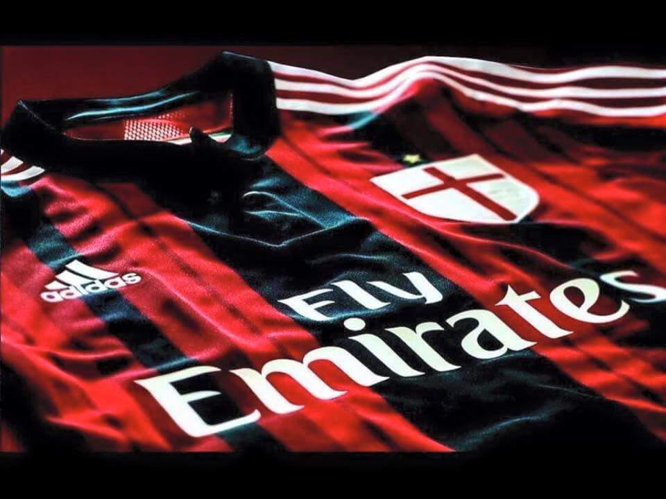 La maglia AC Milan con lo sponsor arabo Fly Emirates prodotta da Adidas