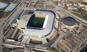 Una immagine aerea dello stadio Friuli totalmente ristrutturato (photocredtis Elio Meroi)