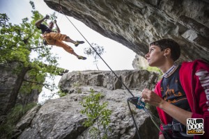 Un momento di un tentativo di climbing su una roccia