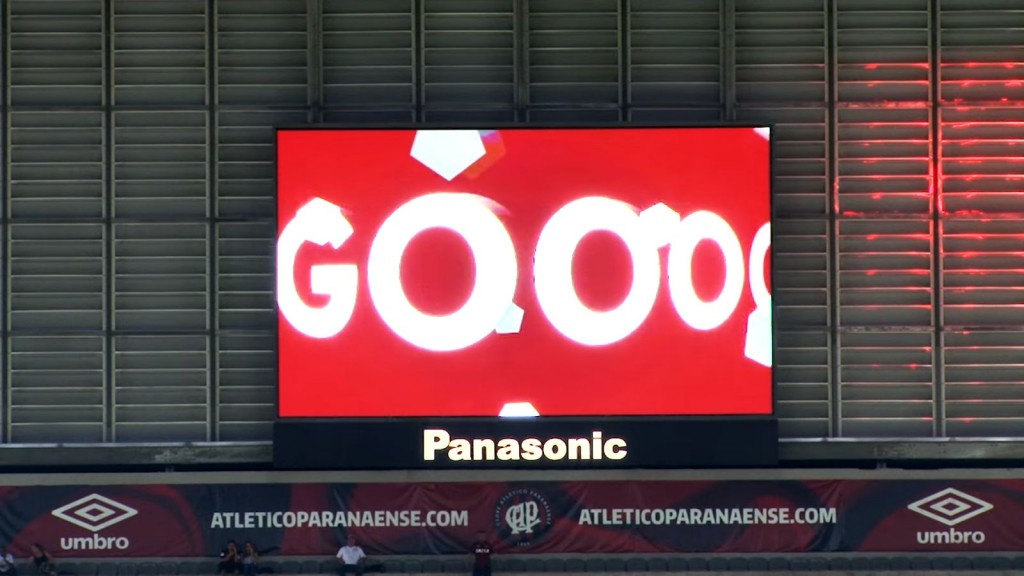panasonic-installed-the-first-digital-signage-system-giving-fans-full-visibility-from-everywhere-at-arena-da-baixada-in-brazil-05_stadium_brazil_77inch