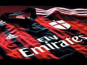 La maglia dell'AC Milan sponsorizzata da Fly Emirates