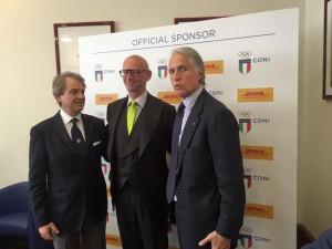 Foto di rito post conferenza stampa per il lancio dell'accordo CONI-DHL per Rio2016