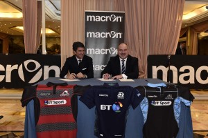Pavanello (Macron) e Dodson (SRU) nel meeting di firma del contratto di sponsorship tecnica