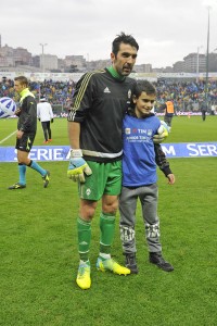 Gigi Buffon con un atleta del progetto Junior Tim Cup