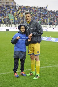 Il capitano del Frosinone, Daniel Ciofani, insieme ad un atleta della Junior Tim Cup