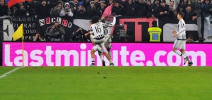 Un led Lastminute.com mentre i giocatori della Juve festeggiano una rete