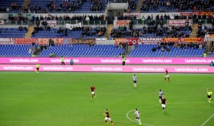 Un momento di Roma-juventus con i led adv di LastMinute.com