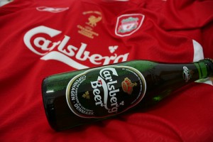 La birra Carlsberg, già sponsor di maglia dei "Reds"