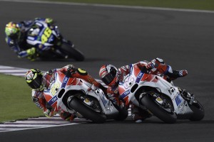 Duello testa a testa nei primi giri del gran premio di Losail tra Dovizioso e Iannone (entrambi piloti ufficiali Ducati). Sullo sfondo la Yamaha 46 di Valentino Rossi