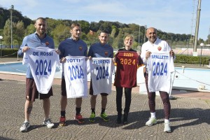 da sinistra - Daniele De Rossi, Francesco Totti, Alessandro Florenzi, Diana Bianchedi (Roma2024) e Luciano Spalletti (mister AS Roma) - con la maglia celebrativa a Roma2024