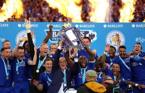 Una immagine del Leicester City, nuovo campione di Inghilterra mentre alza il trofeo della Barclays Premier league - foto tratta dal web