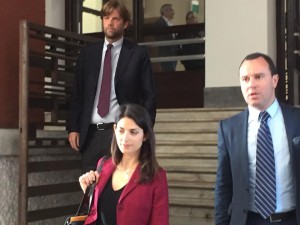 Virginia Raggi (m5s) accompagnata da Fabrizio Marchetti (a sinistra) e da Francesco Soro (in alto a sin.) all'uscita del Palazzo H del CONI