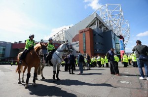 Una immagine tratta dalla pagina Facebook del ManUtd - Polizia a cavallo controlla evacuazione del pubblico sugli spalti