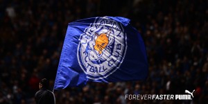 Una bandiera del Leicester City, fresco campione di Inghilterra sponsorizzato da Puma