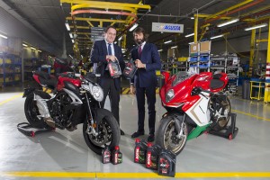 Una foto dell'accordo tra MV Agusta e Motul