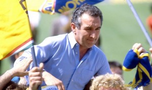 L'allenatore del Verona vincitore della stagione 1984-85 portato in trionfo dai tifosi al Bentegodi