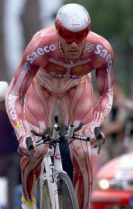 Una foto d'archivio di Cipollini con la maglia Anatomy della Saeco ai tempi del Giro d'Italia 2001 - foto tratta dal web
