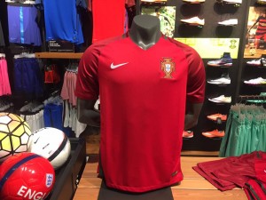La maglia del Portogallo ad Euro2016 (Francia) venduta in un Nike store