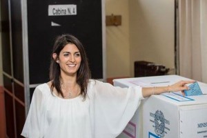 Virginia Raggi al voto domenica 19 giugno prima di diventare sindaco di Roma