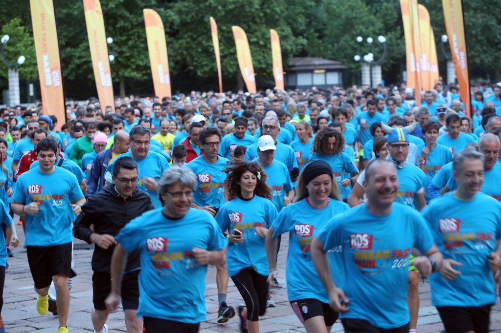 La "Breakfast run" la corsa amatoriale di 5km che ha attraversato il centro di Milano questa mattina all'alba, 17 giugno 2016. ANSA / MATTEO BAZZI