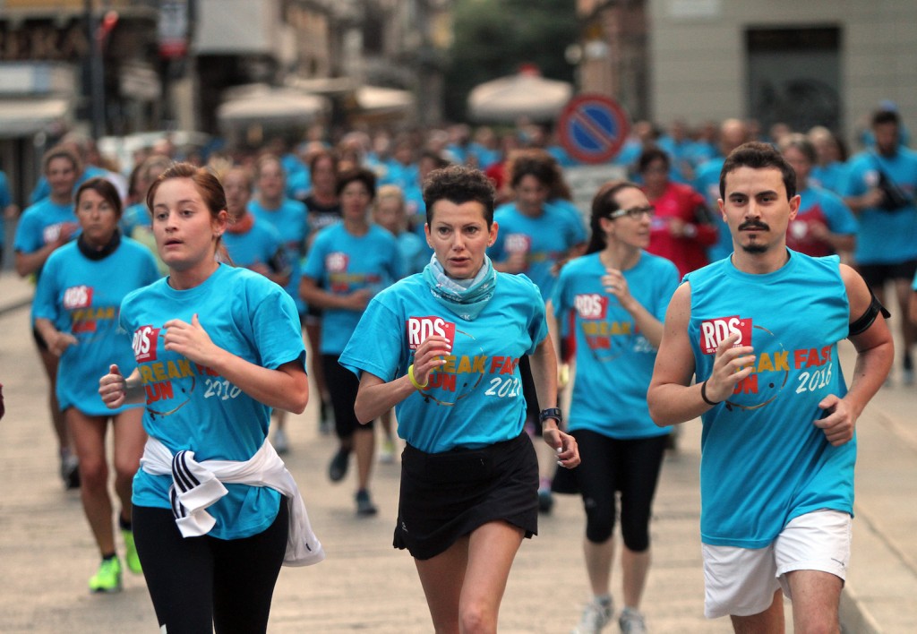 La "Breakfast run" la corsa amatoriale di 5km che ha attraversato il centro di Milano questa mattina all'alba, 17 giugno 2016. ANSA / MATTEO BAZZI