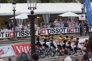 Una immagine di un cartellone pubblicitario di Tissot, sponsor del Tuo de France