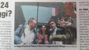 Virginia Raggi esce dal CONI lo scorso 9 maggio, incalzata dal direttore dell'agenzia Sporteconomy sui temi della candidatura olimpica - foto ripresa da Corsera e Gazzetta dello Sport