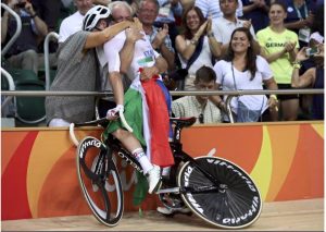 Elia Viviani abbraccia il padre dopo la vittoria a Rio - foto tratta dal profilo Facebook del campione azzurro