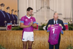 Il capo della Polizia Franco Gabrielli con la maglia personalizzata delle Fiamme Oro Rugby (stagione 2016/17)