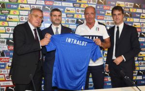 FLORENCE, ITALY - OCTOBER 04: AD Intralot Emilio Iaia, AD Gamenet Guglielmo Angelozzi , head coach Italy Giampiero Ventura and DG Michele Uva pose for a photo during a press conference to unveil the Intralot sponsorship at Coverciano on October 4, 2016 in Florence, Italy.  (Photo by Claudio Villa/Getty Images) - foto tratta da Olimpopress