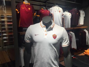 Maglie AS Roma stagione 2015/16 all'interno di uno store Nike a Roma
