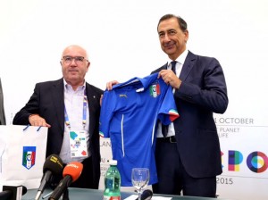 Carlo Tavecchio, presidente della FIGC (a sx), insieme al commissario dell'Expo 2014, Giuseppe Sala (a dx)