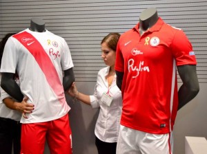 La nuova maglia del Bari calcio, con lo sponsor della regione Puglia. 