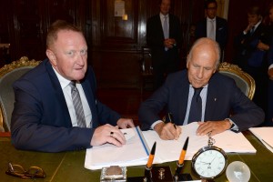 Il presidente Federgolf Franco Chimenti firma gli impegni della FIG con la Ryder cup Europe.La firma di Chimenti (Foto Salvatore Mancuso)